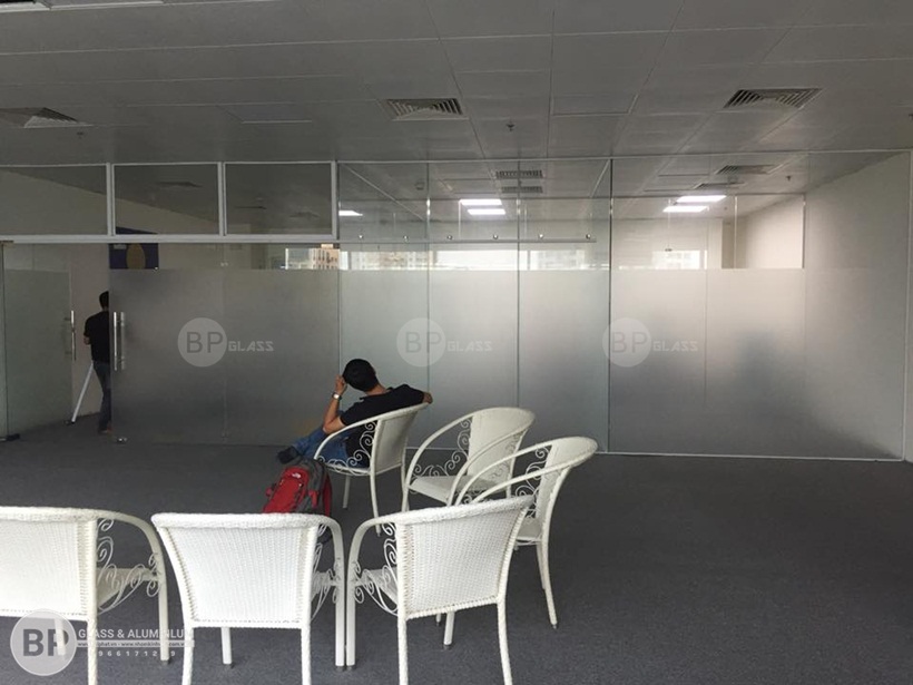 Vách kính văn phòng công ty MGS tầng 9 Handico 6 ngã tư khuất duy tiến